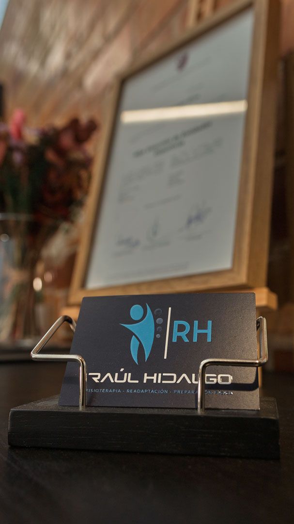 Tarjeta de visita de Raúl Hidalgo Movement sobre el mostrador