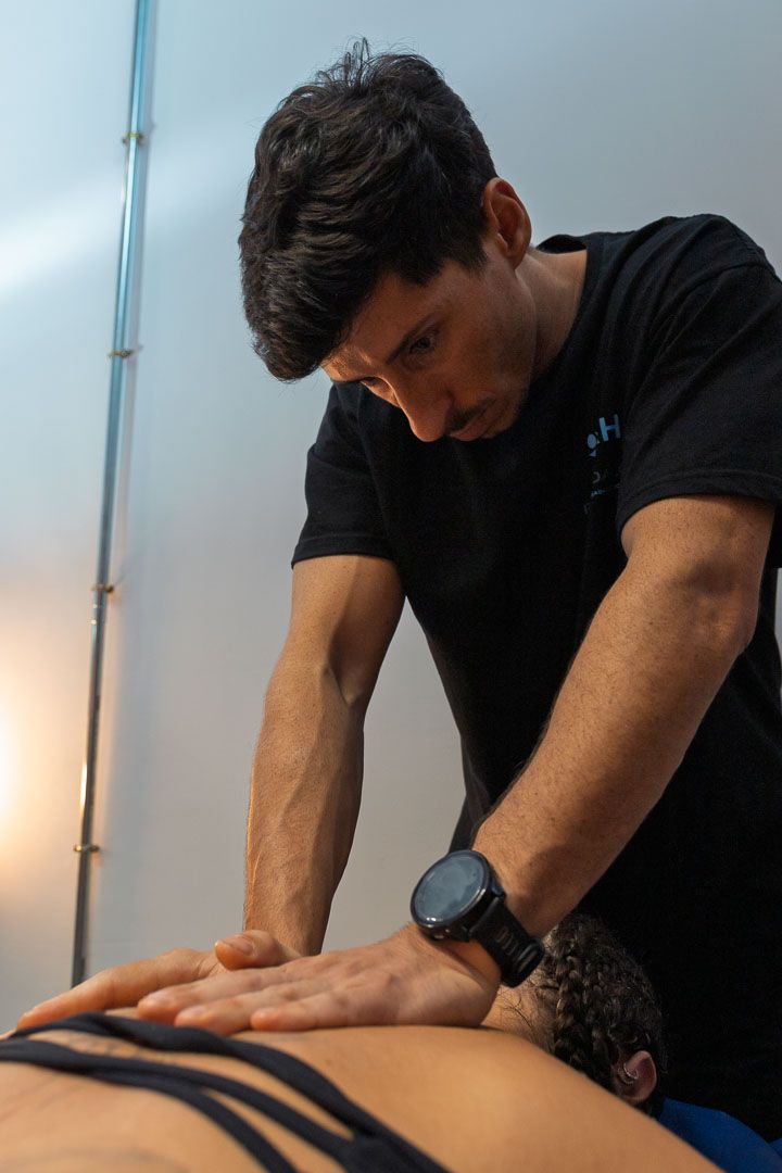 Raúl Hidalgo realizando una técnica de terapia manual en la espalda